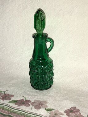 🟢 Vintage Emerald Green Glass Bottle – Decorative Accent / Collectible